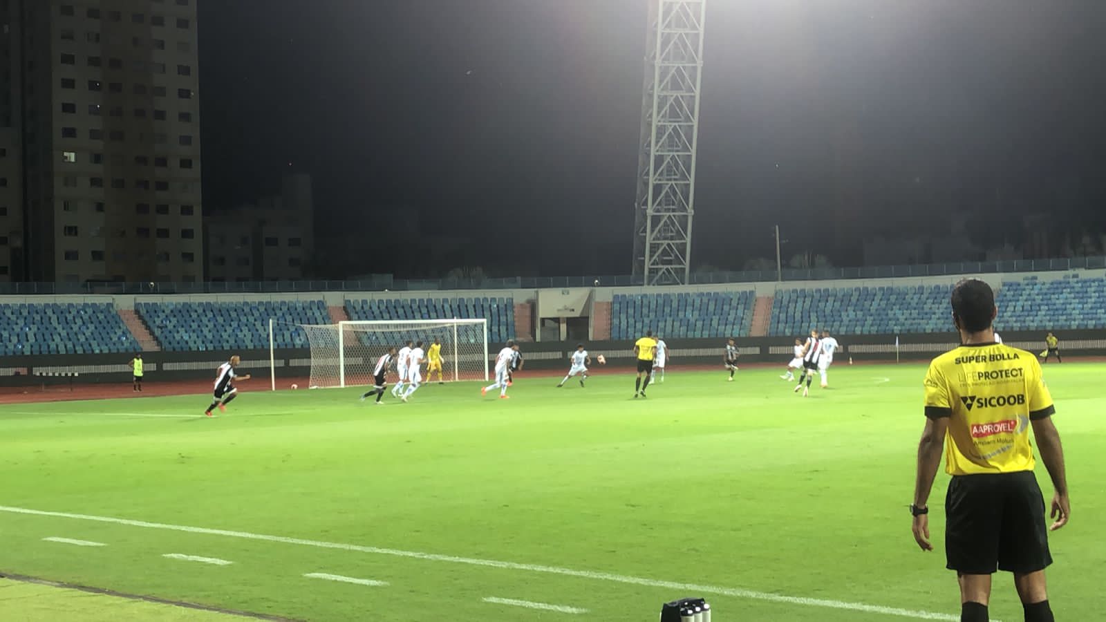 Partida na quarta-feira aconteceu somente quarenta e cinco minutos, devido à forte chuva | foto: Felipe André / Jornal O Hoje