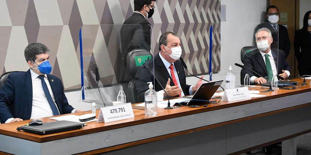 Para membros do Legislativo, presidente tenta, através de suas transmissões nas redes sociais, "sabotar" campanha de vacinação contra o coronavírus