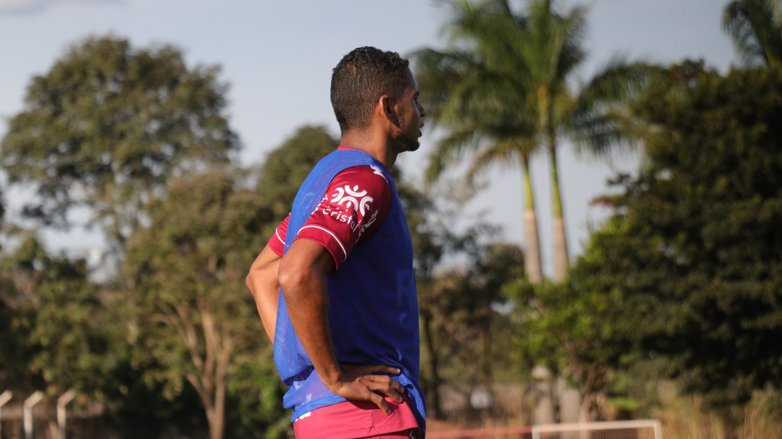 Ao lado de Arthur Rezende e Dudu, Deivid é peça fundamental do meio de campo do Vila Nova | Foto: Douglas Monteiro/Vila Nova FC