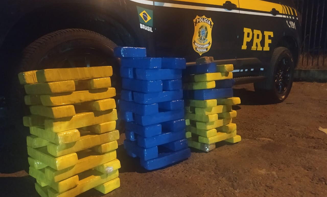 Com o acidente, cerca de 500 quilos de maconha que estavam dentro do carro se espalharam em diversos tabletes pela vegetação | Foto: Divulgação PRF