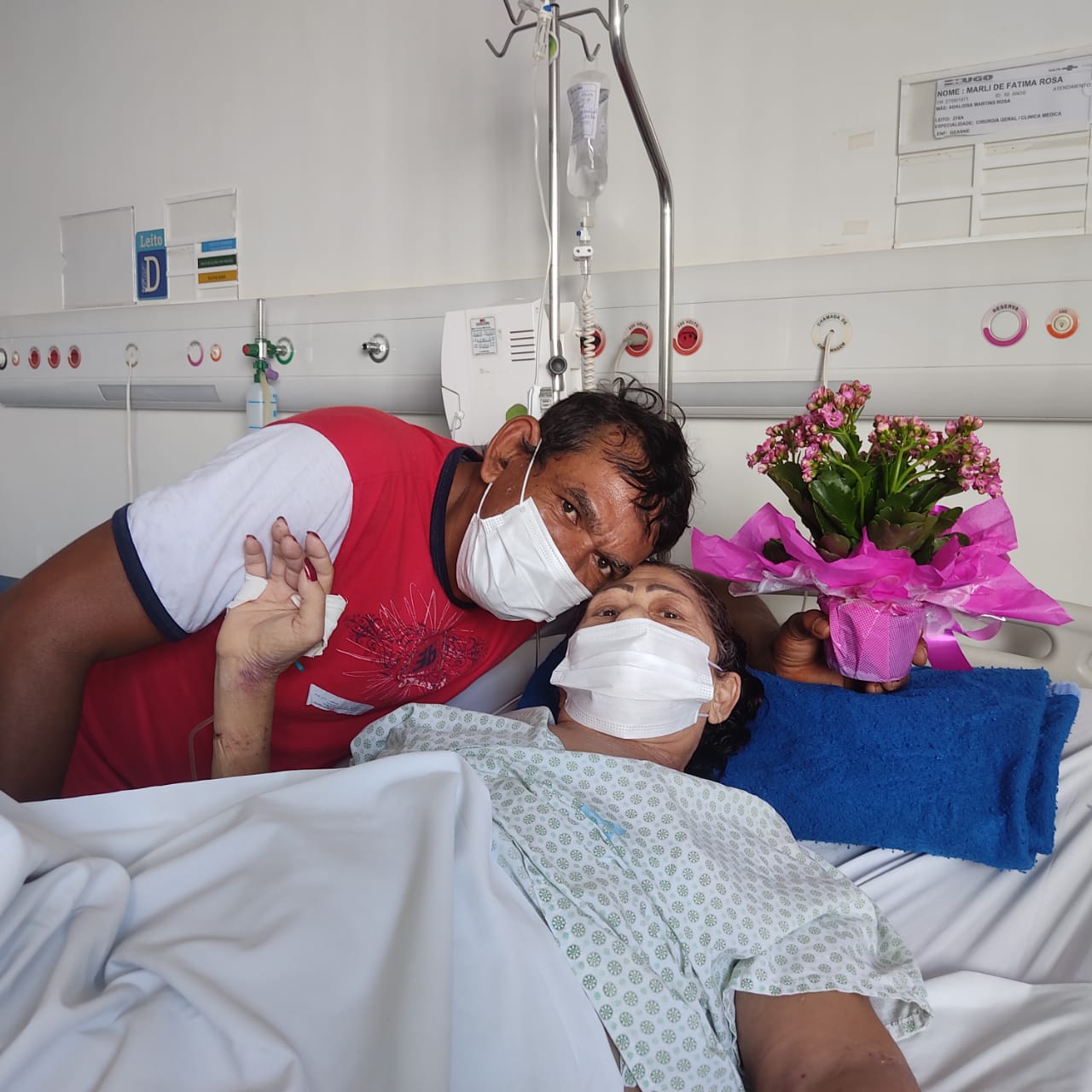 Marli Fátima de Rosa ficou noiva na enfermaria do Hospital Estadual de Urgências de Goiás Dr. Valdemiro Cruz na manhã desta sexta-feira (1/10) | Foto: divulgação