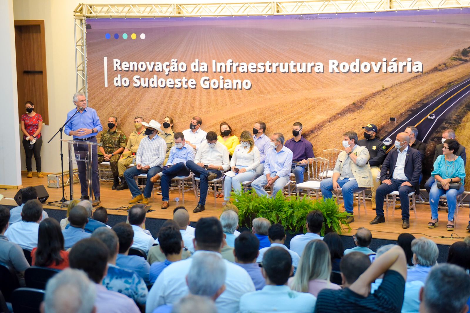 Em dez meses, o ministro da Infraestrutura cumpriu sete agendas em Goiás; na mais recente, participou do anúncio das obras de renovação das rodovias federais da região e gravou vídeo ao lado do deputado federal Vitor Hugo. | Imagem: Reprodução