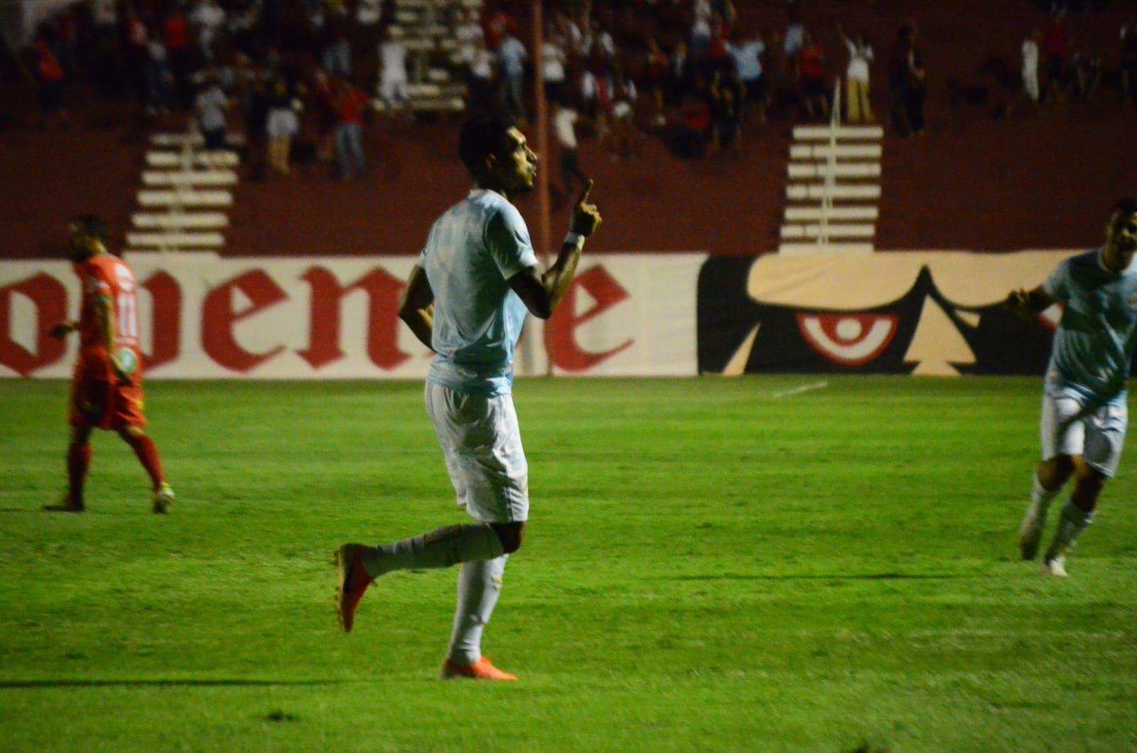 Jogando de azul, o Vila Nova bateu o Rio Branco-ES por 3 a 0, com dois gols de Pedro Júnior | Foto: Afonso Cardoso