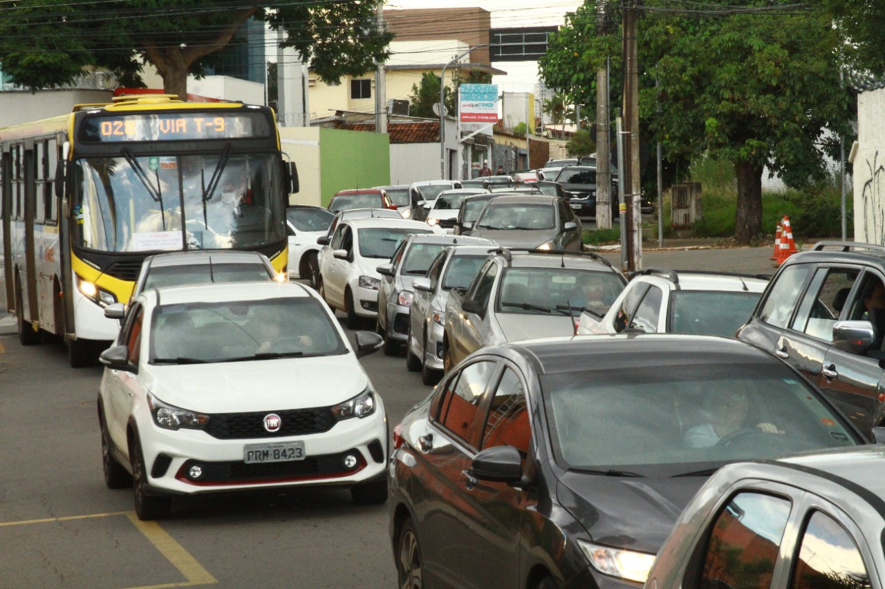Alternativa por transporte particular gera outros problemas, como mais carros nas vias públicas e demanda por combustíveis. Entenda | Foto: Wesley Costa/O Hoje