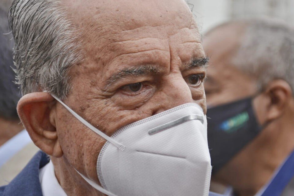 O político ainda está utilizando cateter de alto fluxo e sonda de alimentação. | Foto: Reprodução