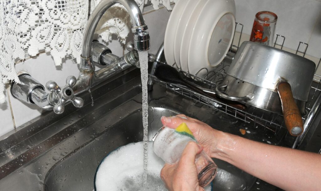 Os furtos costumam ser na rede de fios interna, formada por materiais de cobre. Os fios são furtados e revendidos ilegalmente no mercado clandestino | Foto: Reprodução