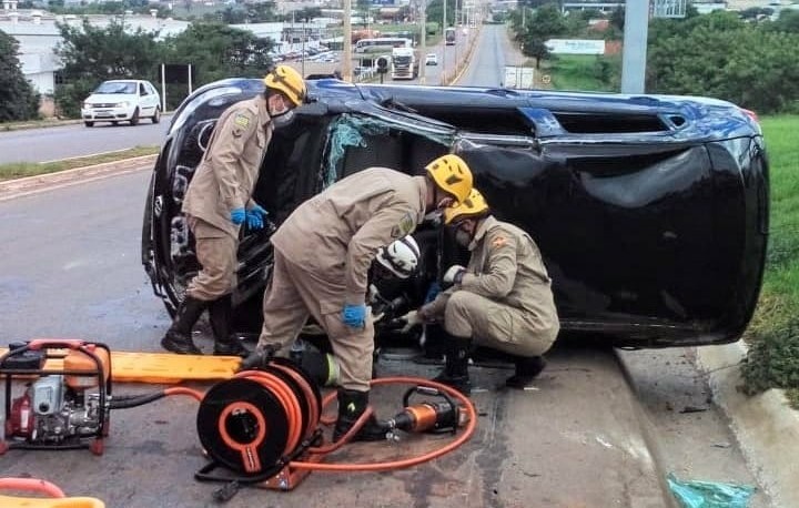 O acidente ocorreu na tarde desta quinta-feira (21/10), na Avenida JK da cidade de Nerópolis, próximo ao Quartel do CBM | Foto: Divulgação/ CBM-GO