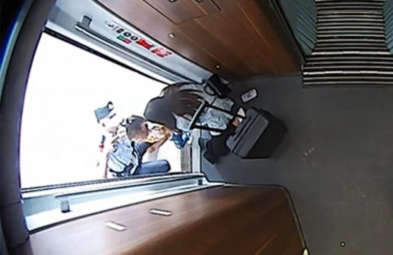 A mãe estava ocupada carregando bagagem e não segurou a criança. O pé da menina pisou na brecha e ela caiu. Apesar do susto, a criança não se feriu | Imagens: Reprodução