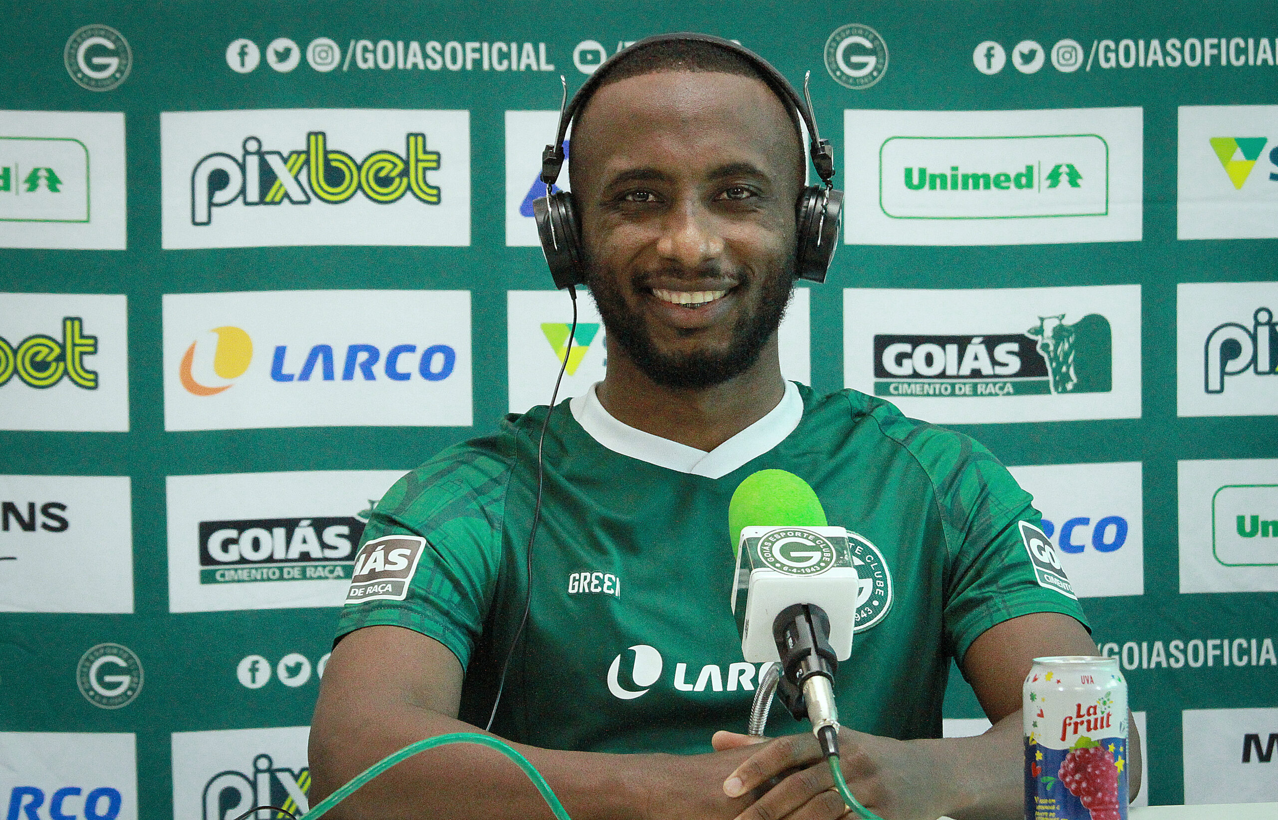 Meia pode voltar a atuar na lateral-direita diante do Botafogo, na vaga de Apodi, suspenso | foto: Rosiron Rodrigues / Goiás EC