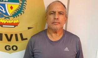 A foto do autor dos crimes está sendo divulgada pois a Polícia Civil acredita que novas vítimas possam vir a denunciar outros casos. | Foto: Polícia Civil de Goiás