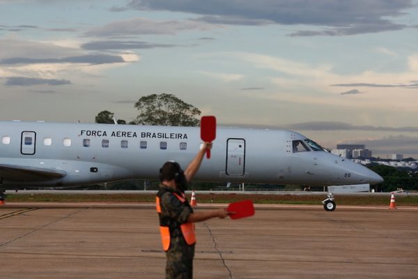 Aeronaves da FAB transportam inúmeros passageiros sem ligação com as agendas dos ministros; lista inclui desde familiares até pastor e lobista. | Foto: Reprodução