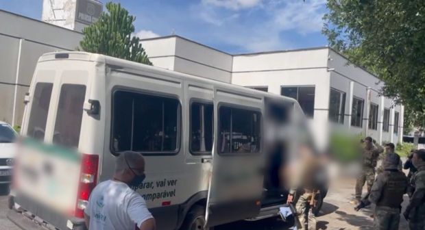 A prisão dos 19 alunos ocorreu na manhã de quarta-feira (27). Os estudantes são suspeitos de ingressar em universidades por meio de transferência externa, usando irregularmente documentos falsificados | Foto: Reprodução/ Polícia Civil