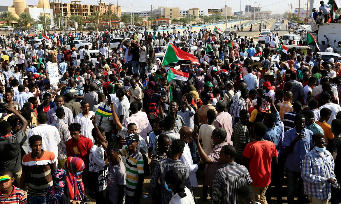 Centenas de milhares de manifestantes exigiam restauração de governo civil. | Foto: Reprodução/Reuters/Mohamed Nureldin Abdallah