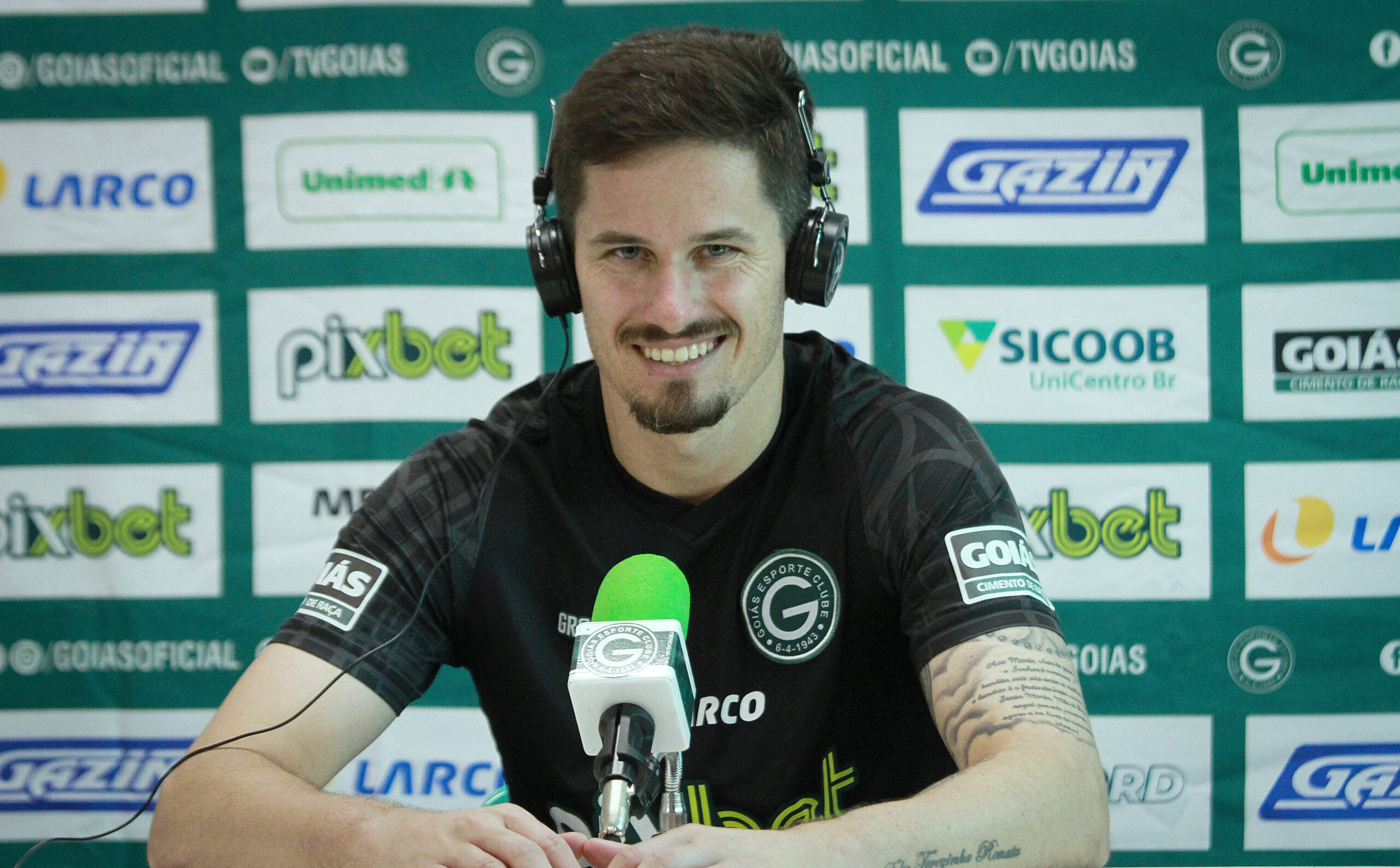 Coletiva de goleiro teve atraso por conta do nascimento de seu segundo filho, que segundo Tadeu, não sabe em qual posição irá atuar | foto: Rosiron Rodrigues / Goiás EC