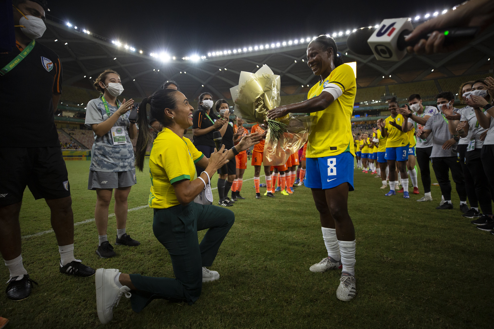 Companheiras de longa data, Marta homenageou Formiga na despedida da Seleção Brasileira após 26 anos | Foto: Thais Magalhães/CBF