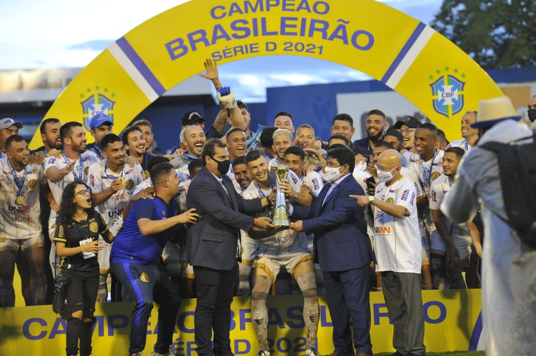 Capitão Wesley Matos ergue o troféu inédito e mais importante da história do clube goiano | foto: Nicolle Mendes / Aparecidense