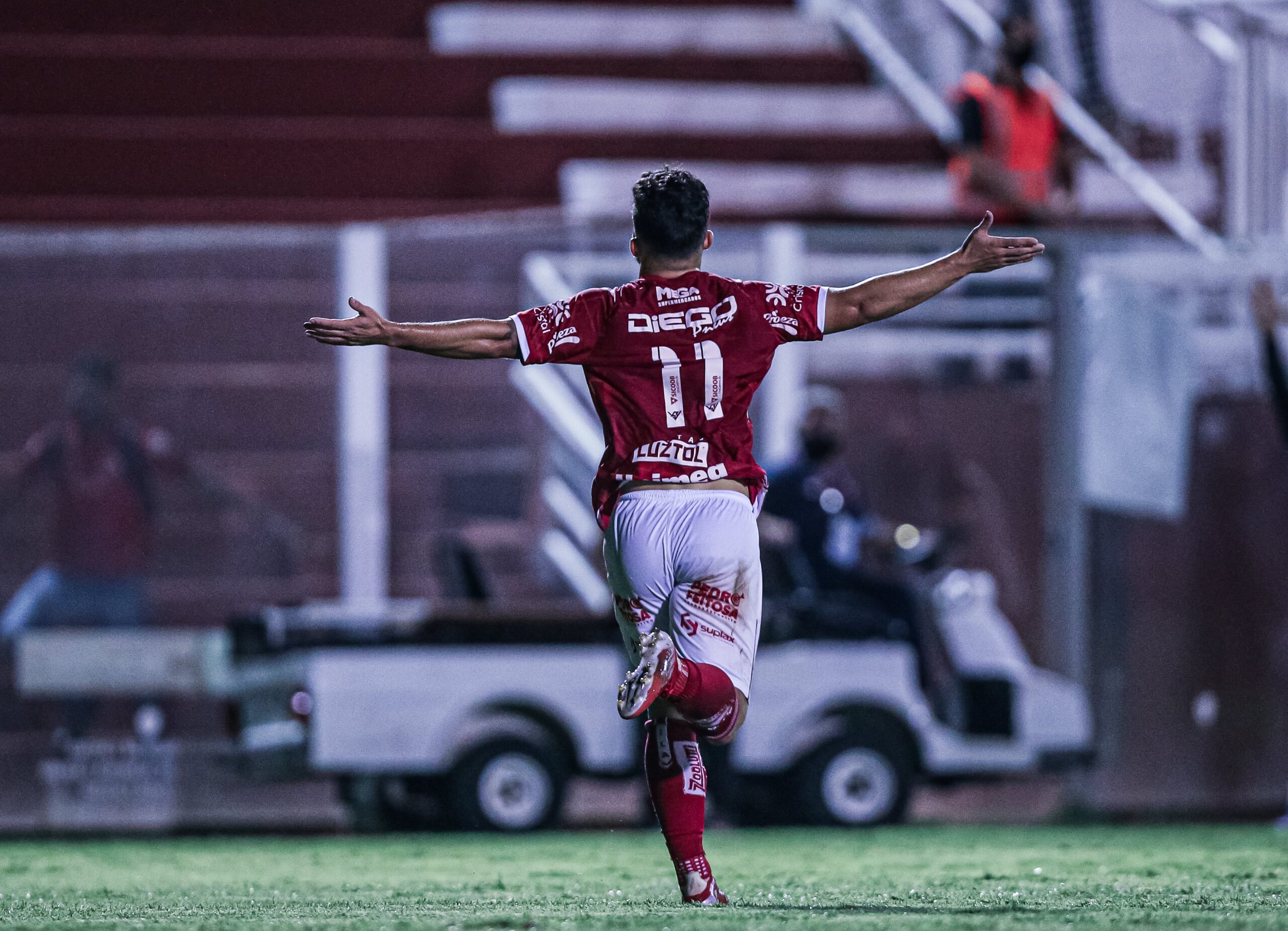 O atacante Alesson marcou um dos dois gols do triunfo em cima do Londrina, que garantiu a permanência do Vila Nova na Série B | Foto: Heber Gomes