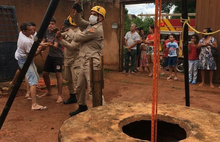 Os bombeiros realizaram a retirada do homem utilizando um sistema multiplicador de força | Foto: Divulgação/ CBMGO
