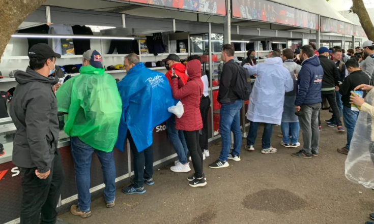 Entre outros produtos à venda, há camisetas a partir de R$ 700, sapatilhas esportivas por R$ 1.200 e casacos que chegam a R$ 2.200 | Foto: Reprodução/ Emanuel Colombari