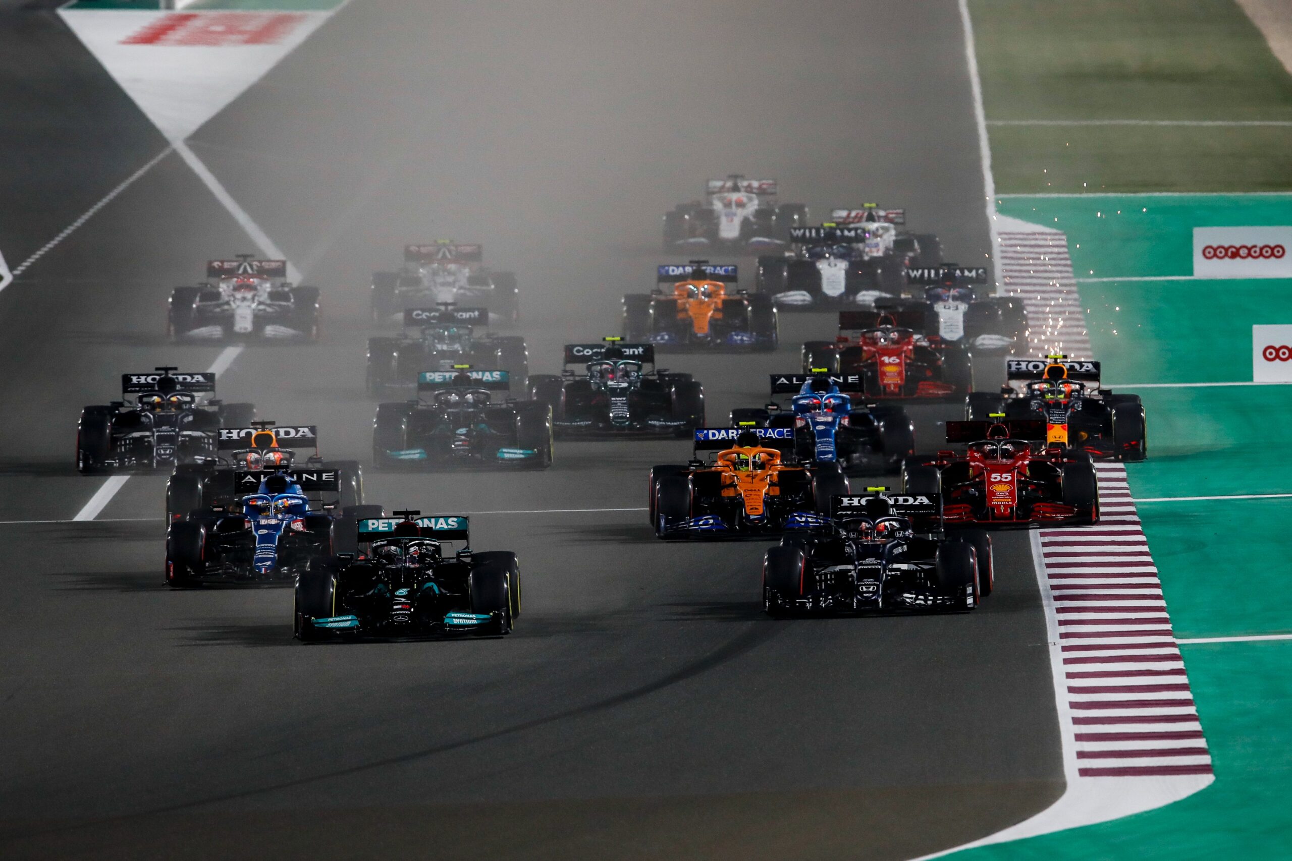 Após duas punições horas antes do grande prêmio, GP do Catar reservou mais uma vitória para Lewis Hamilton contra Max Verstappen | Foto: Divulgação/FIA