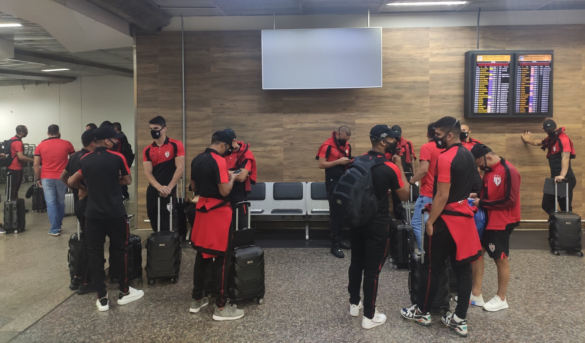Elenco não conseguiu pousar em Chapecó e precisou retornar para São Paulo antes de chegar em Goiânia | Foto: Divulgação/Atlético-GO