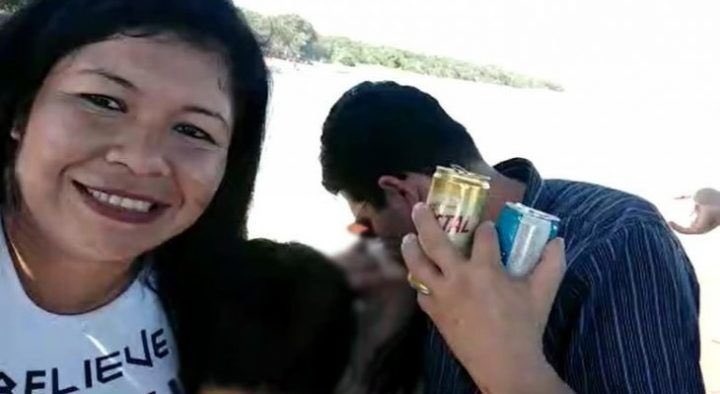 No vídeo, feito no último domingo (21), a menina aparece sem a parte de cima da roupa | Foto: Reprodução