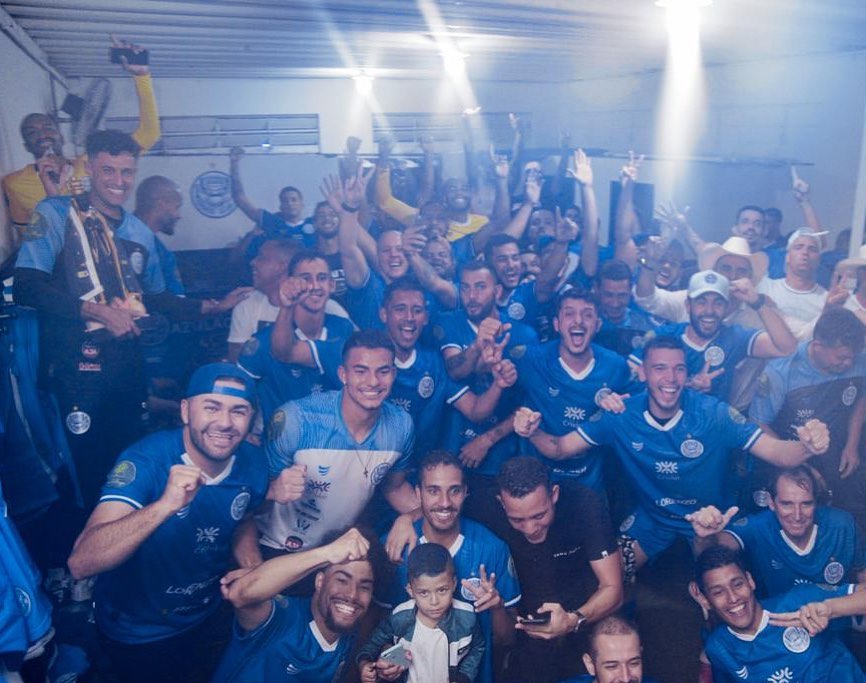 Após a vitória contra o Morrinhos, os jogadores do Goiatuba comemoraram o retorno à elite do futebol goiano | Foto: Goiatuba EC