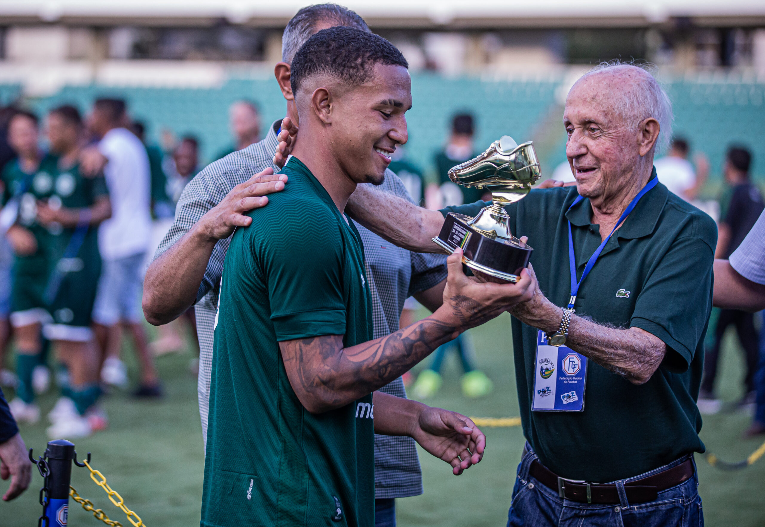 Pedro Bahia marcou 16 gols e foi o artilheiro do Campeonato Goiano Sub-20 e recebeu o prêmio das mãos de Hailé Pinheiro | Foto: Heber Gomes