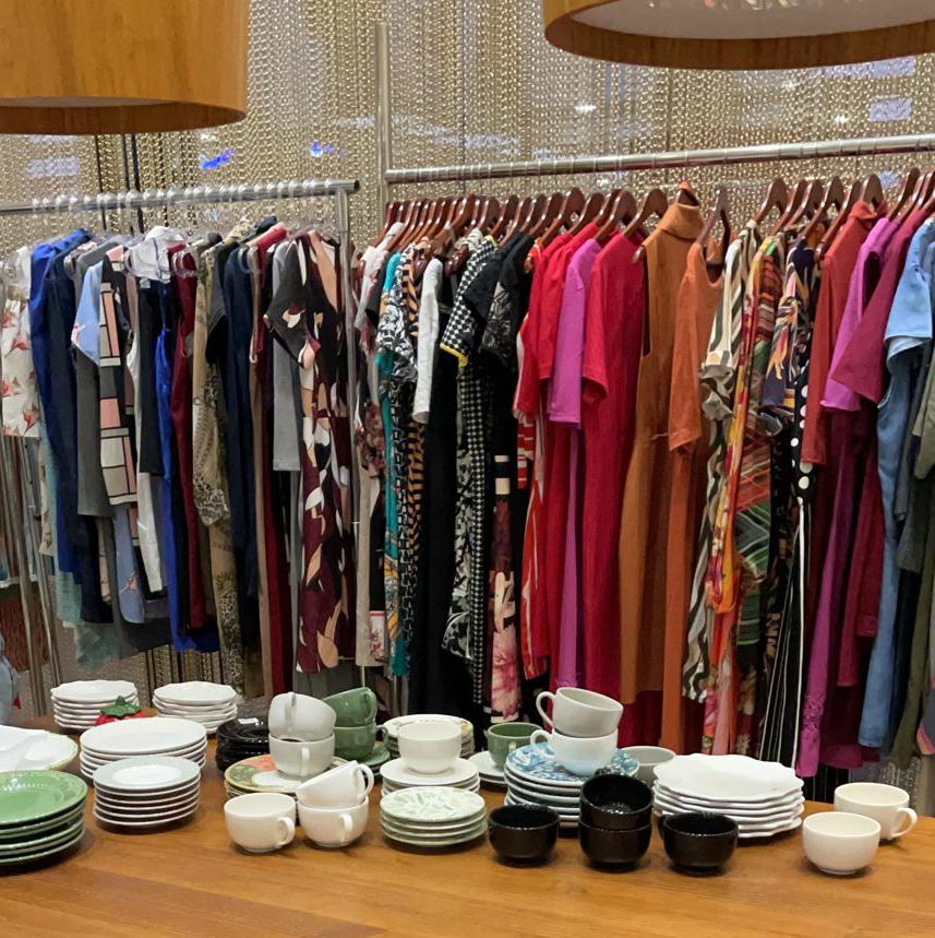 Renda arrecadada com a venda das peças seminovas será destinada para a produção de cestas básicas para famílias carentes. | Foto: Reprodução/Internet