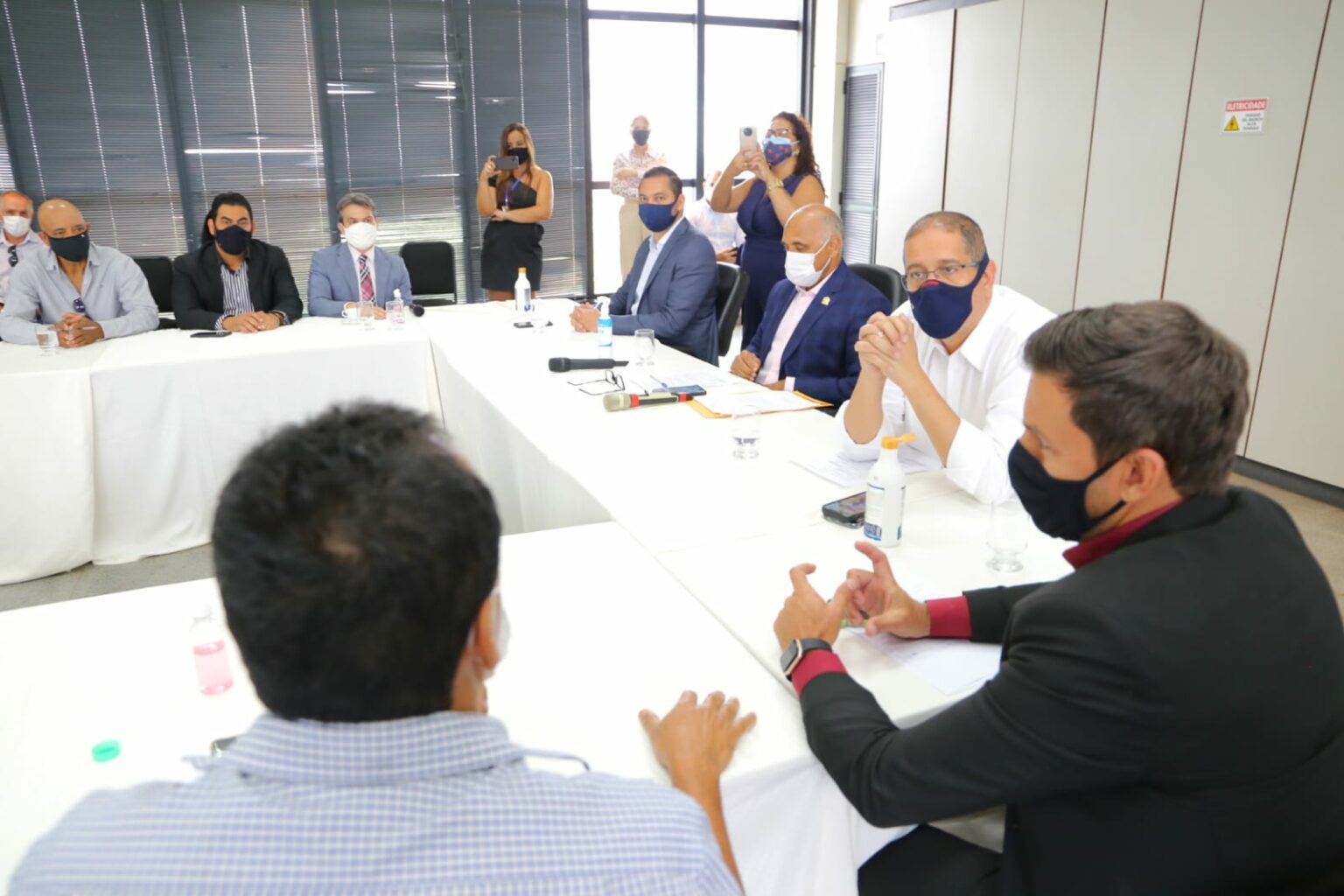 Prefeito Rogério Cruz anunciou a decisão a representantes dos trabalhadores da Feira Hippie nesta manhã; mudança passa a valer a partir do dia 19 de novembro. | Foto: Jackson Rodrigues/Reprodução