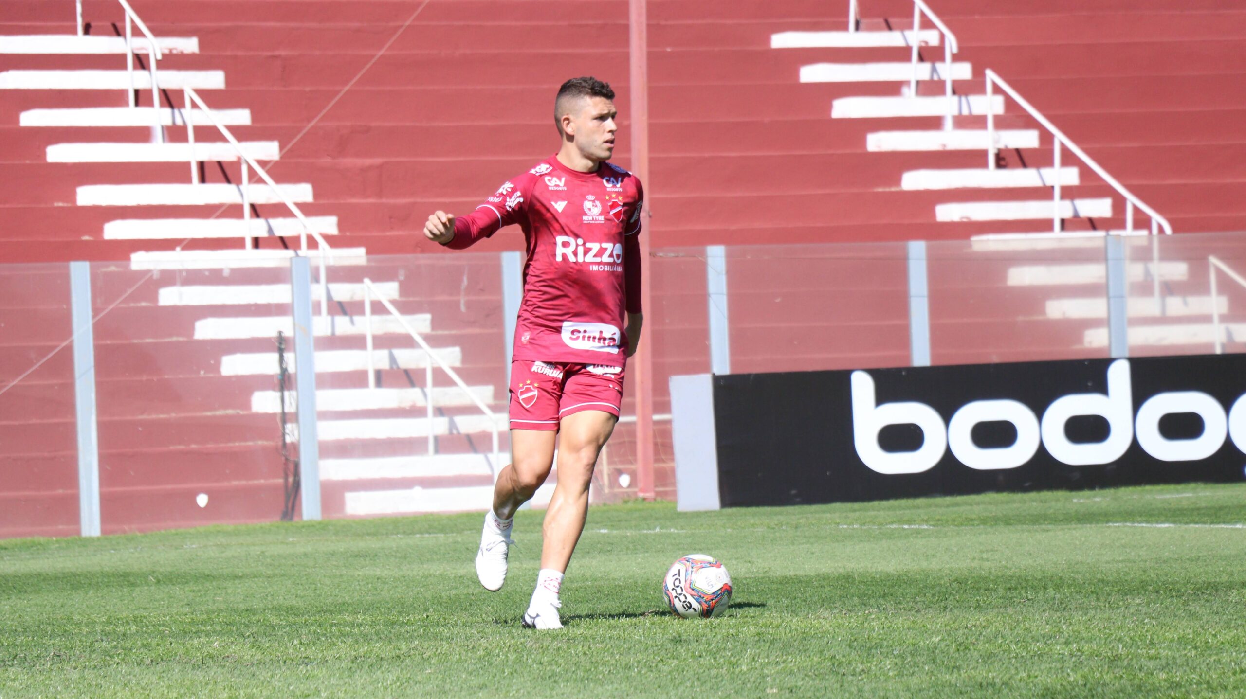 O zagueiro Renato atuou em 36 dos 37 jogos que o Vila Nova disputou até aqui na Série B | Foto: Douglas Monteiro/Vila Nova FC