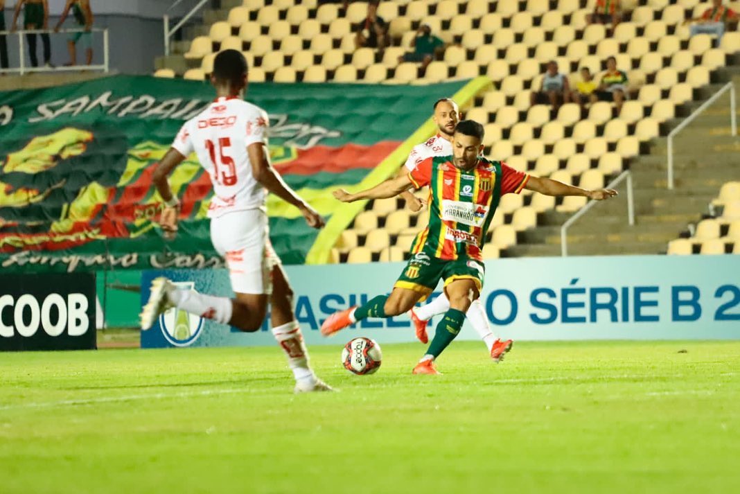 O atacante Roney marcou um dos três do Sampaio Corrêa para cima do Vila Nova, no Castelão | Foto: John Tavares/Sampaio Corrêa FC