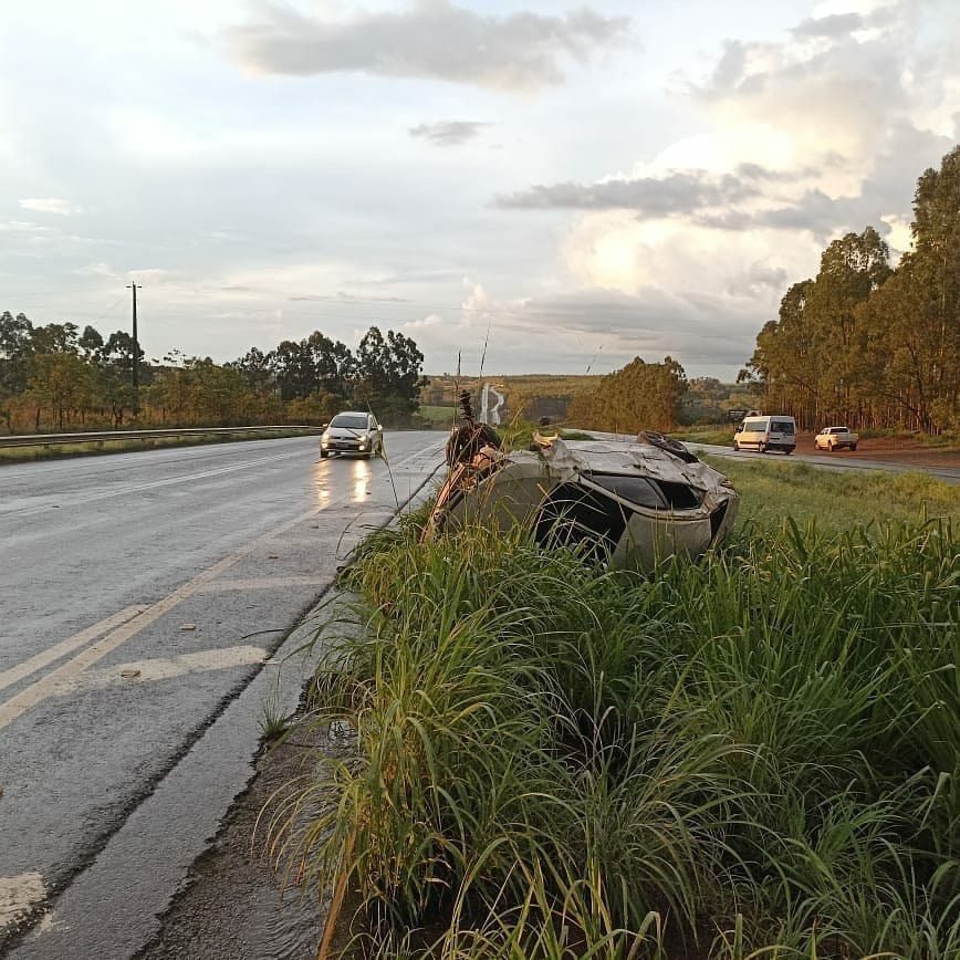 Cinco pessoas ficam feridas após veículo perder o controle e capotar na BR-153, em Anápolis