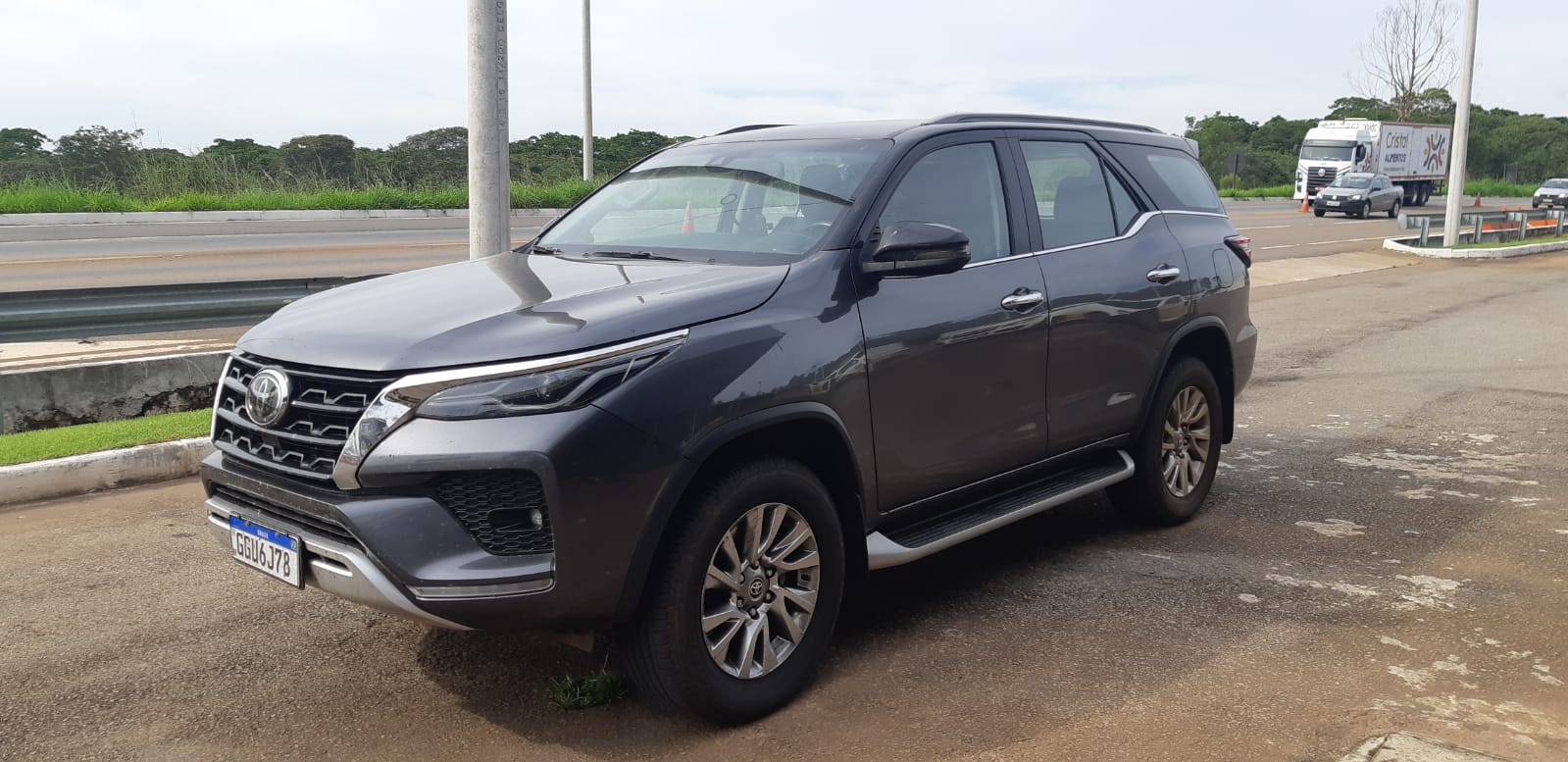 Os policiais observaram indícios de adulteração, sinais de lixamento e características divergentes do padrão original. | Foto: PRF