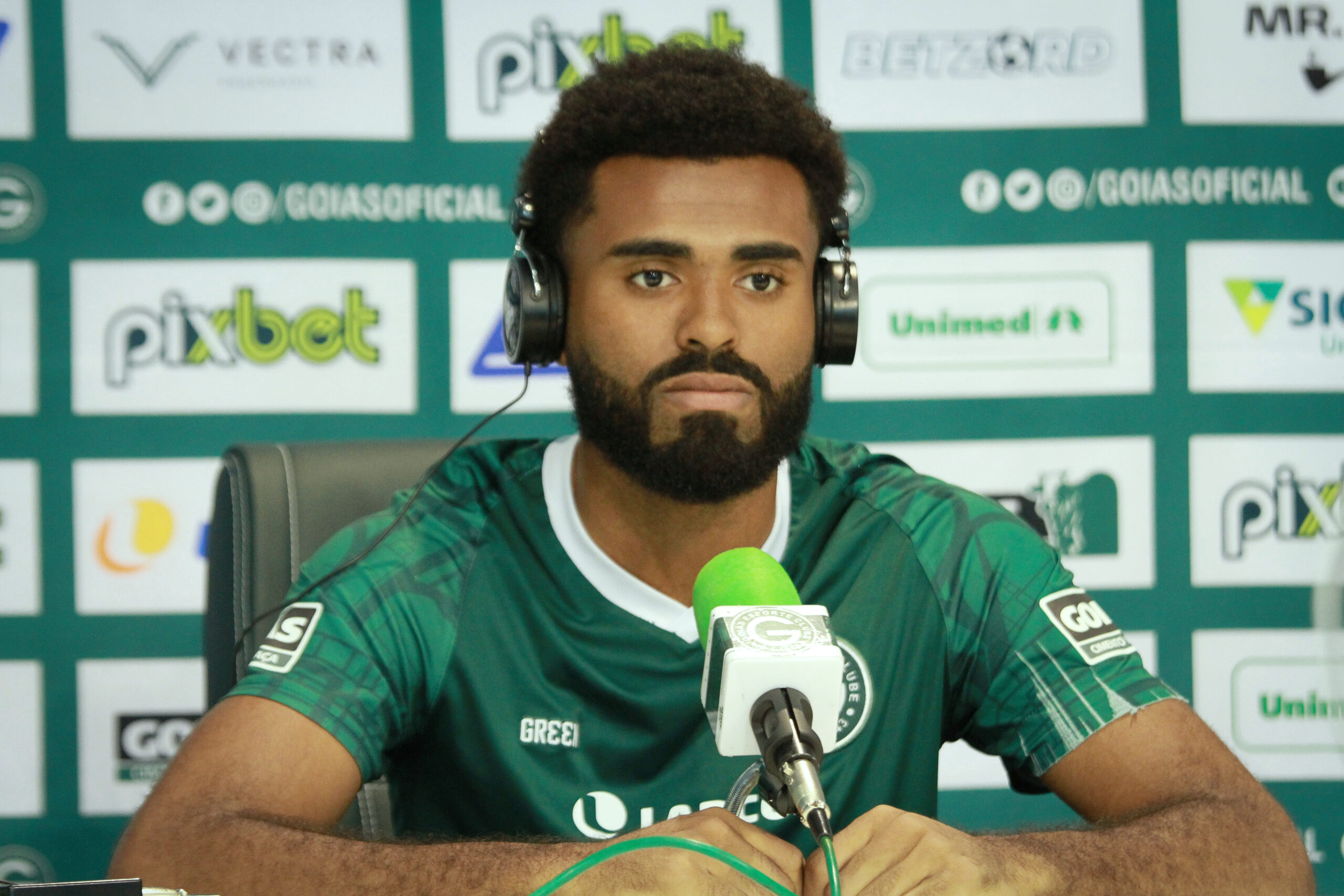 Volante foi elogiado depois de atuação em vitória diante do Coritiba, que voltou Goiás ao G-4 | foto: Rosiron Rodrigues / Goiás EC