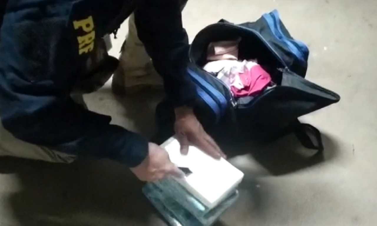 À PRF, a mulher contou que viajava de Cuiabá (MT) para Brasília e recebeu uma bolsa na rodoviária da Capital | Foto: PRF
