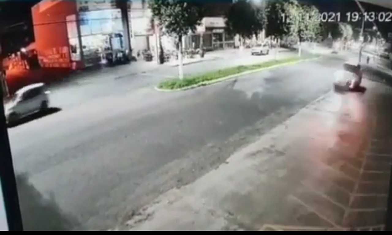 Um vídeo mostra o momento em que a mulher está caminhando pela calçada e é atingida por trás. Veja | Foto: reprodução
