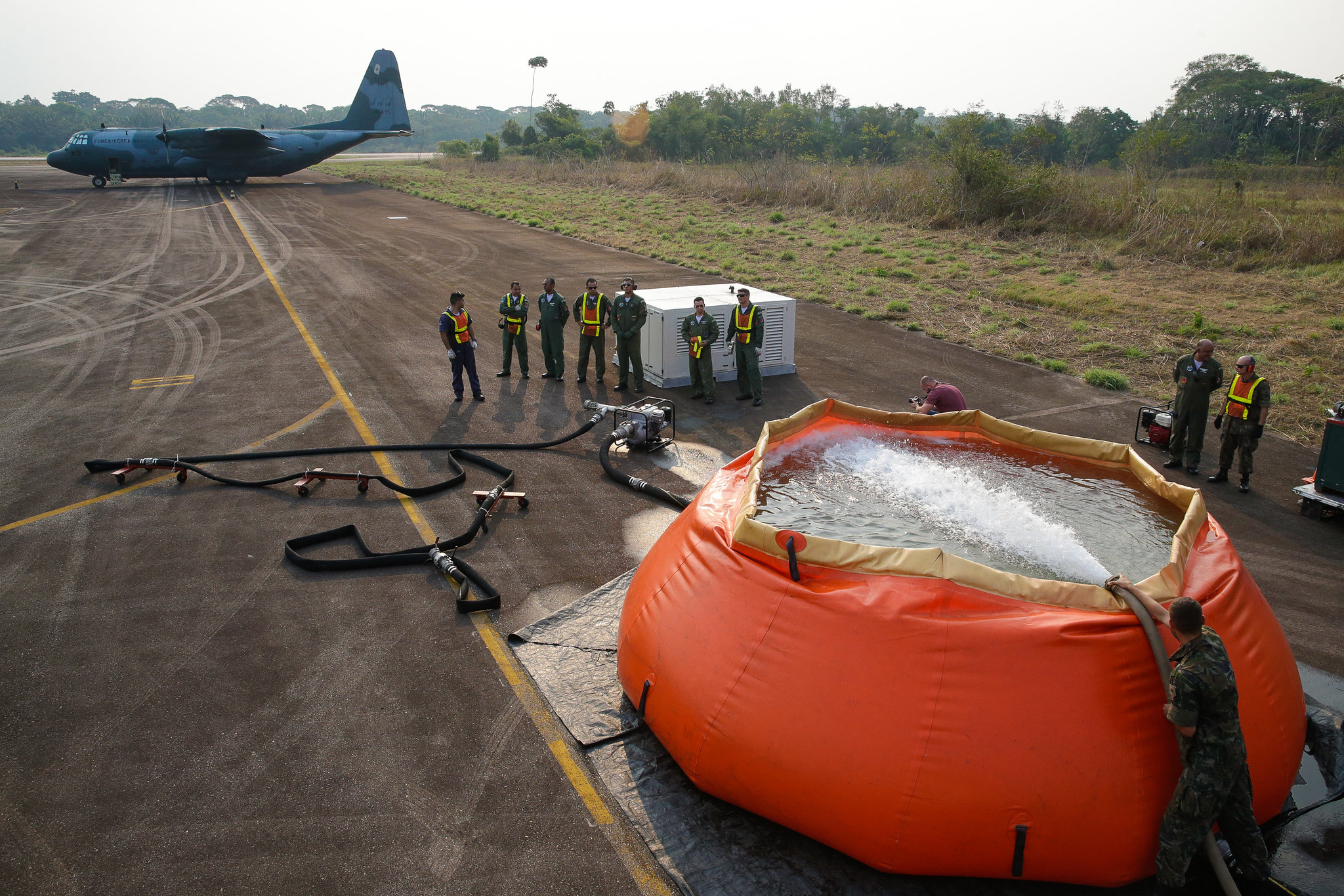 (Porto Velho - RO, 24/08/2019) Abastecimento com água da Aeronave Hércules C-130 da Força Aérea Brasileira no combate a focos de incêndio na Amazônia.rFoto: Isac Nóbrega/PR