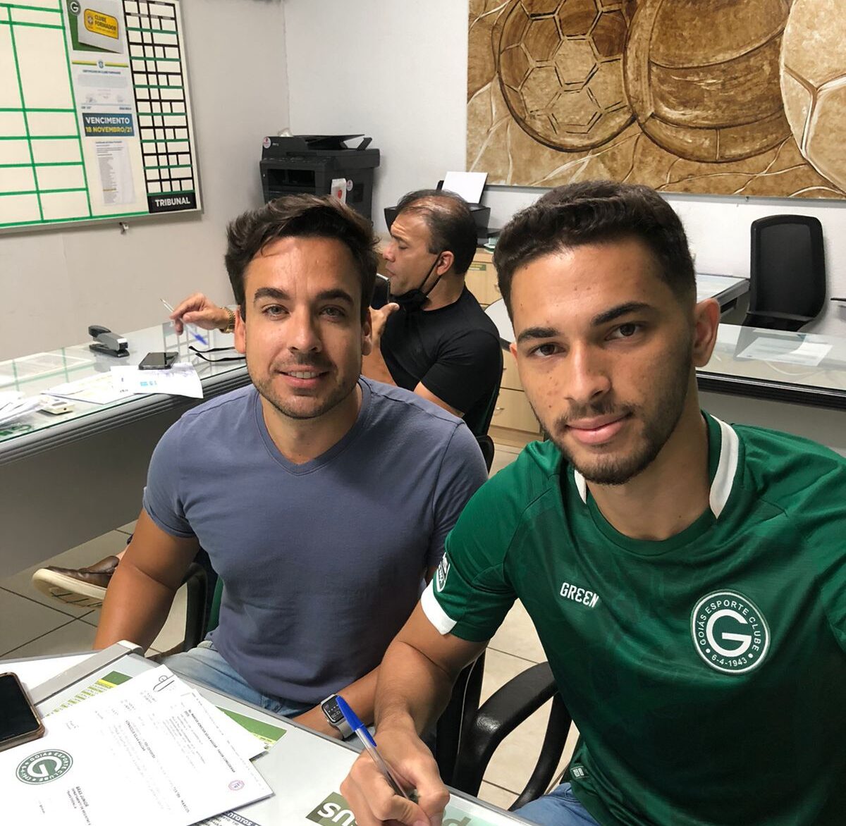 Ao lado de seu empresário Pedro Ivo, o atacante renova seu vínculo com o clube por mais uma temporada | foto: Divulgação / Cleansports
