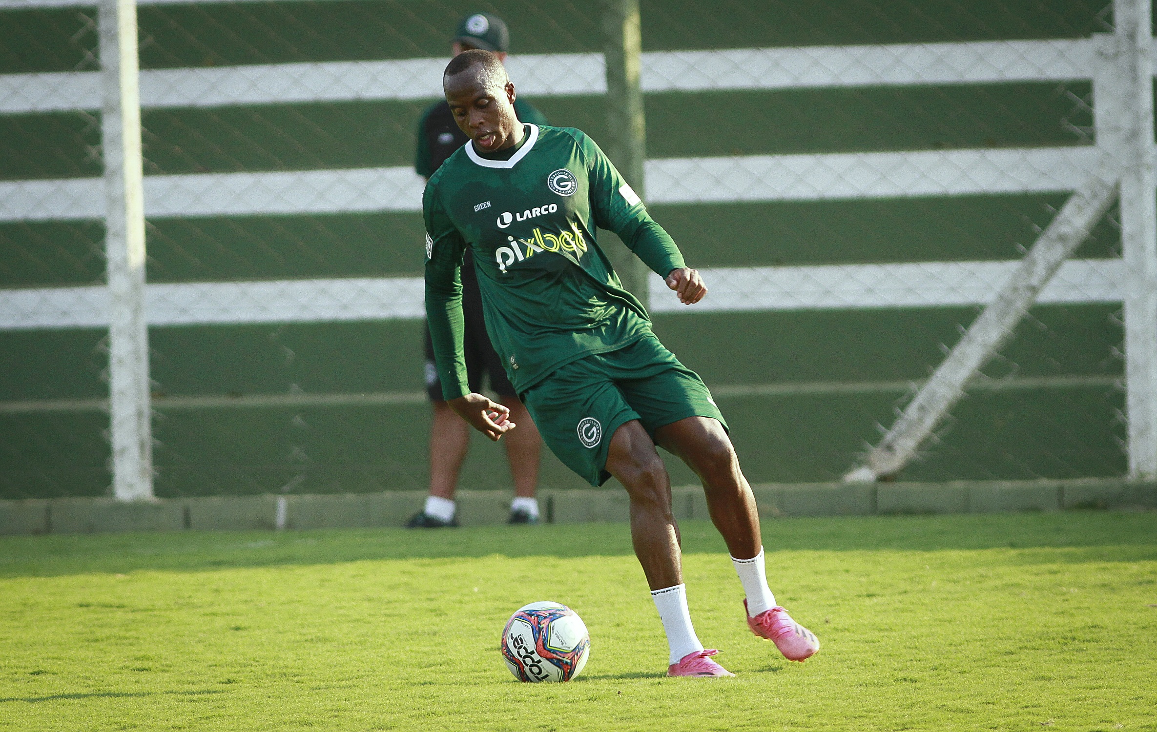 Zagueiro atuou em sete oportunidades pela equipe esmeraldina e também pode jogar improvisado na lateral | foto: Rosiron Rodrigues / Goiás EC