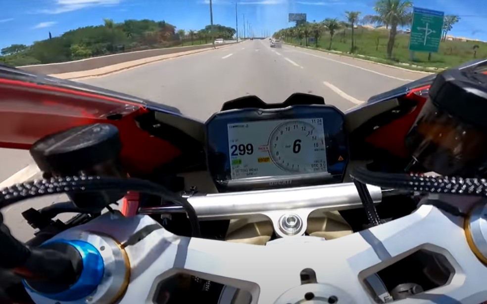 Nos vídeos, é possível ver Salvador e mais um motociclista pilotando a mais de 300km/h na GO-020 | Imagens: Reprodução