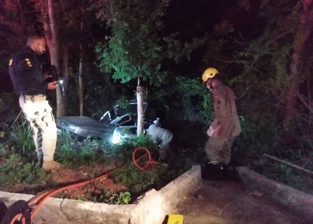 Dois dos ocupantes do veículo ficaram presos às ferragens. | Foto: Divulgação/CBM