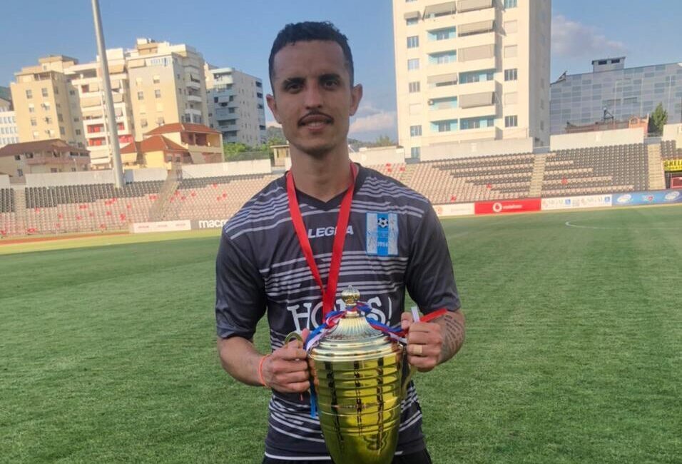 Atacante Rafael Barbosa recentemente foi campeão nacional no clube albanês | foto: Arquivo pessoal