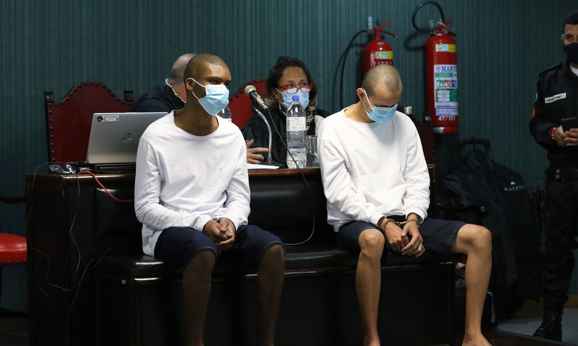 Lucas Cézar dos Santos de Souza e Flávio dos Santos Rodrigues, filhos da ex-deputada Flordelis, acusados da morte do pastor Anderson durante Julgamento na 3ª Vara Criminal de Niterói.