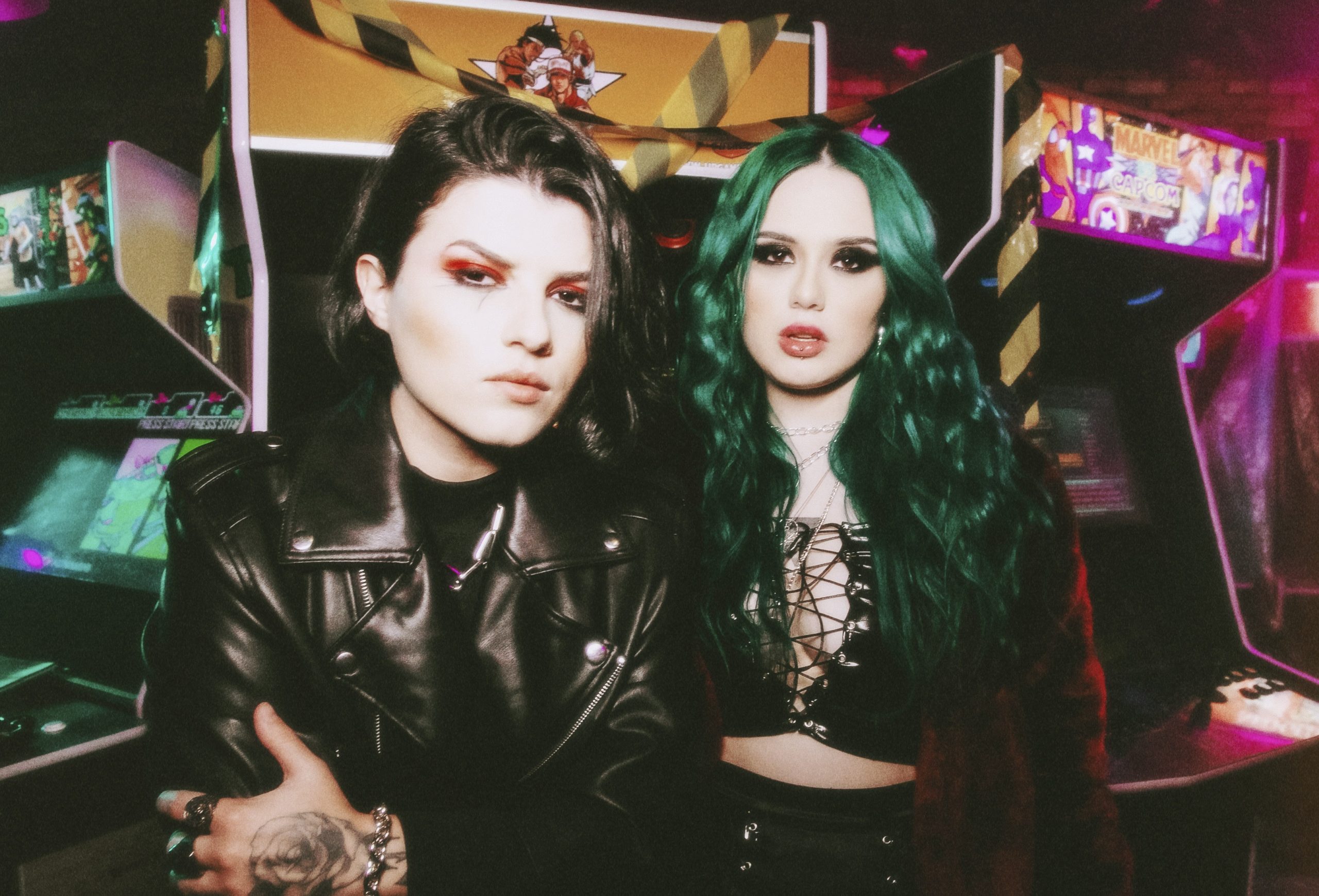 Elektra, uma das vozes de VENVS, marcou a história do rock nacional na segunda metade dos anos 2000 por integrar a banda Fake Number, que teve hits como "Aquela Música" e "Primeira Lembrança". | Imagem: Reprodução