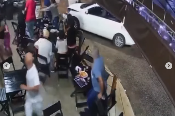 O motorista estava embriagado, e por pouco não atropelou pessoas que estavam no estabelecimento comercial. | Foto: Reprodução