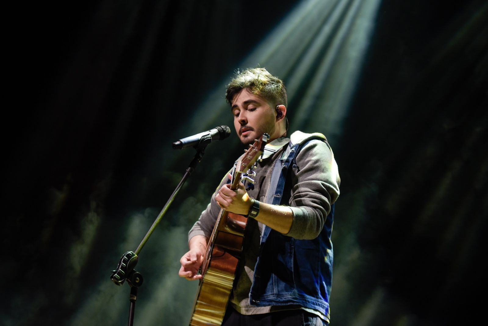 Cantor goiano Manso é convidado para participar do espetáculo ‘7x Pecado’, musical que recebe no elenco grandes nomes do teatro nacional | Foto: Reprodução