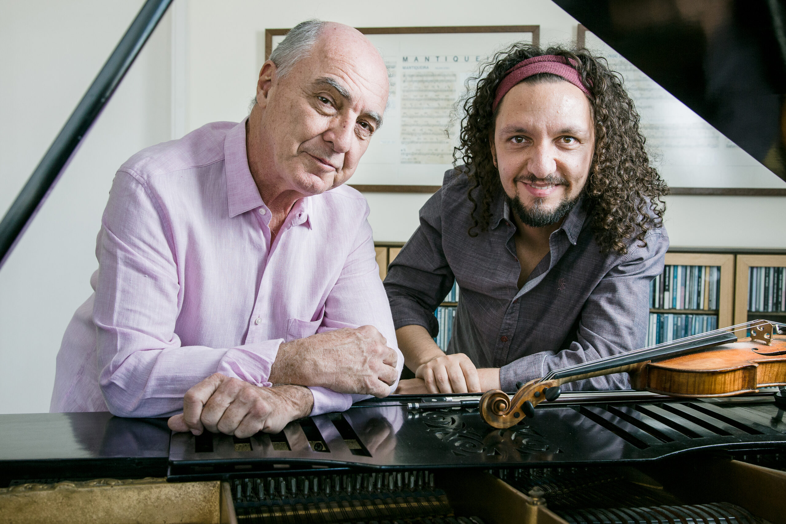 O pianista Nelson Ayres e o violinista Ricardo Herz se apresentam nesta terça-feira (7) no YouTube do Sesc São Paulo | Foto: Gabriel Boieras