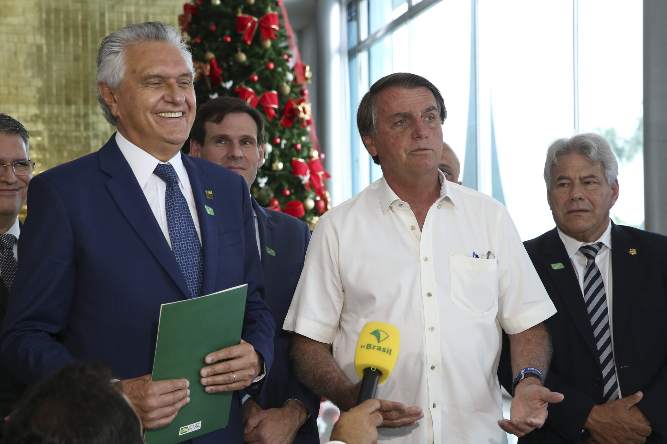 O governador de Goiás, Ronaldo Caiado e o presidente da República, Jair Bolsonaro falam à imprensa no Palácio da Alvorada