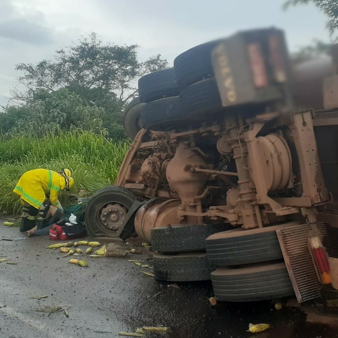 Motorista fica em estado grave após caminhão carregado de milho tombar na GO-010, em Luziânia